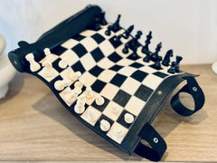 Magnetic roll up chess set